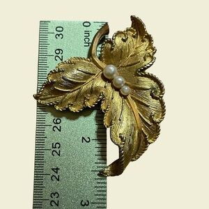 Beautiful! Brushed Gold tone Leaf Brooch with faux Pearls Vintage Fall